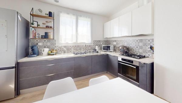 Découvrez cette agréable maison d'environ 76 m² habitables, parfaitement entretenue et édifiée sur une belle parcelle close de 480 m². Située dans un environnement résidentiel paisible, elle offre un cadre de vie fonctionnel et moderne, idéal pour un premier achat ou une vie de famille. Tout est prêt, vous n'avez plus qu'à poser vos valises !

Un agencement optimisé et confortable :
 - Espace jour & nuit (à l'étage) : Une pièce de vie lumineuse et traversante avec sa cuisine ouverte moderne entièrement équipée, un espace salon accueillant et séparé, deux chambres confortables, une salle d'eau et un WC.
-  Rez-de-chaussée fonctionnel : Une entrée avec dressing intégré, un grand garage idéal pour le stationnement et le bricolage, ainsi qu'une dépendance supplémentaire avec point d'eau et WC (idéale pour un bureau, un atelier ou un espace indépendant).

Les extérieurs :
- À l'extérieur, vous profiterez d'un agréable jardin entièrement clos, agrémenté d'une terrasse pour vos moments de détente et d'une seconde dépendance pour vos équipements de plein air.

Équipements et prestations techniques :
 - Confort thermique : Chauffage central au gaz complété par un poêle à granulés (idéal pour une ambiance chaleureuse et des factures maîtrisées) et une climatisation.
 - Huisseries : Fenêtres en PVC double vitrage pour une excellente isolation.

Une opportunité clé en main à découvrir rapidement sur le secteur.