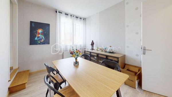 Découvrez cette agréable maison d'environ 76 m² habitables, parfaitement entretenue et édifiée sur une belle parcelle close de 480 m². Située dans un environnement résidentiel paisible, elle offre un cadre de vie fonctionnel et moderne, idéal pour un premier achat ou une vie de famille. Tout est prêt, vous n'avez plus qu'à poser vos valises !

Un agencement optimisé et confortable :
 - Espace jour & nuit (à l'étage) : Une pièce de vie lumineuse et traversante avec sa cuisine ouverte moderne entièrement équipée, un espace salon accueillant et séparé, deux chambres confortables, une salle d'eau et un WC.
-  Rez-de-chaussée fonctionnel : Une entrée avec dressing intégré, un grand garage idéal pour le stationnement et le bricolage, ainsi qu'une dépendance supplémentaire avec point d'eau et WC (idéale pour un bureau, un atelier ou un espace indépendant).

Les extérieurs :
- À l'extérieur, vous profiterez d'un agréable jardin entièrement clos, agrémenté d'une terrasse pour vos moments de détente et d'une seconde dépendance pour vos équipements de plein air.

Équipements et prestations techniques :
 - Confort thermique : Chauffage central au gaz complété par un poêle à granulés (idéal pour une ambiance chaleureuse et des factures maîtrisées) et une climatisation.
 - Huisseries : Fenêtres en PVC double vitrage pour une excellente isolation.

Une opportunité clé en main à découvrir rapidement sur le secteur.