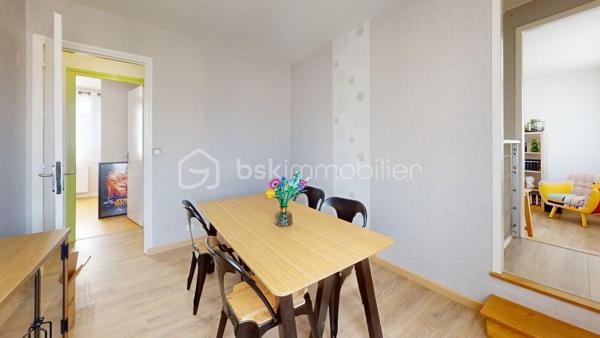 Découvrez cette agréable maison d'environ 76 m² habitables, parfaitement entretenue et édifiée sur une belle parcelle close de 480 m². Située dans un environnement résidentiel paisible, elle offre un cadre de vie fonctionnel et moderne, idéal pour un premier achat ou une vie de famille. Tout est prêt, vous n'avez plus qu'à poser vos valises !

Un agencement optimisé et confortable :
 - Espace jour & nuit (à l'étage) : Une pièce de vie lumineuse et traversante avec sa cuisine ouverte moderne entièrement équipée, un espace salon accueillant et séparé, deux chambres confortables, une salle d'eau et un WC.
-  Rez-de-chaussée fonctionnel : Une entrée avec dressing intégré, un grand garage idéal pour le stationnement et le bricolage, ainsi qu'une dépendance supplémentaire avec point d'eau et WC (idéale pour un bureau, un atelier ou un espace indépendant).

Les extérieurs :
- À l'extérieur, vous profiterez d'un agréable jardin entièrement clos, agrémenté d'une terrasse pour vos moments de détente et d'une seconde dépendance pour vos équipements de plein air.

Équipements et prestations techniques :
 - Confort thermique : Chauffage central au gaz complété par un poêle à granulés (idéal pour une ambiance chaleureuse et des factures maîtrisées) et une climatisation.
 - Huisseries : Fenêtres en PVC double vitrage pour une excellente isolation.

Une opportunité clé en main à découvrir rapidement sur le secteur.