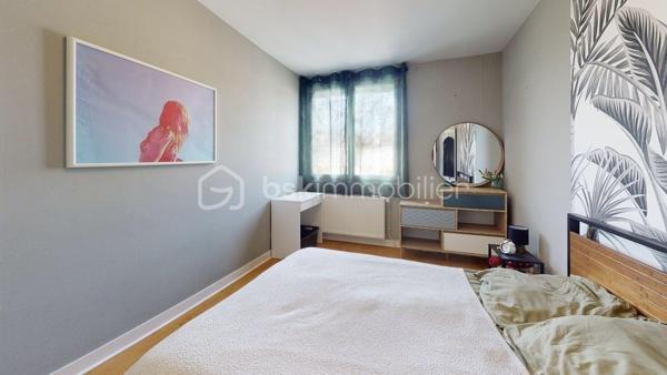 Découvrez cette agréable maison d'environ 76 m² habitables, parfaitement entretenue et édifiée sur une belle parcelle close de 480 m². Située dans un environnement résidentiel paisible, elle offre un cadre de vie fonctionnel et moderne, idéal pour un premier achat ou une vie de famille. Tout est prêt, vous n'avez plus qu'à poser vos valises !

Un agencement optimisé et confortable :
 - Espace jour & nuit (à l'étage) : Une pièce de vie lumineuse et traversante avec sa cuisine ouverte moderne entièrement équipée, un espace salon accueillant et séparé, deux chambres confortables, une salle d'eau et un WC.
-  Rez-de-chaussée fonctionnel : Une entrée avec dressing intégré, un grand garage idéal pour le stationnement et le bricolage, ainsi qu'une dépendance supplémentaire avec point d'eau et WC (idéale pour un bureau, un atelier ou un espace indépendant).

Les extérieurs :
- À l'extérieur, vous profiterez d'un agréable jardin entièrement clos, agrémenté d'une terrasse pour vos moments de détente et d'une seconde dépendance pour vos équipements de plein air.

Équipements et prestations techniques :
 - Confort thermique : Chauffage central au gaz complété par un poêle à granulés (idéal pour une ambiance chaleureuse et des factures maîtrisées) et une climatisation.
 - Huisseries : Fenêtres en PVC double vitrage pour une excellente isolation.

Une opportunité clé en main à découvrir rapidement sur le secteur.