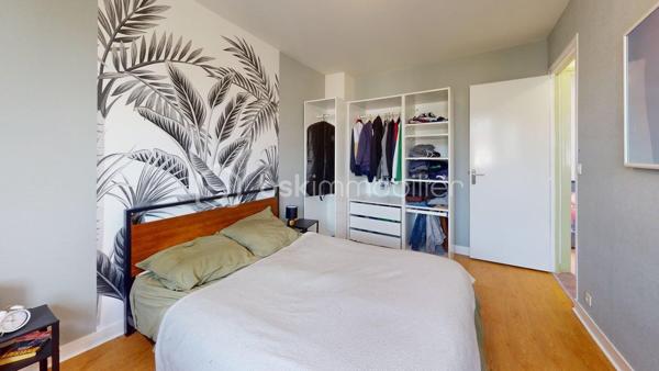 Découvrez cette agréable maison d'environ 76 m² habitables, parfaitement entretenue et édifiée sur une belle parcelle close de 480 m². Située dans un environnement résidentiel paisible, elle offre un cadre de vie fonctionnel et moderne, idéal pour un premier achat ou une vie de famille. Tout est prêt, vous n'avez plus qu'à poser vos valises !

Un agencement optimisé et confortable :
 - Espace jour & nuit (à l'étage) : Une pièce de vie lumineuse et traversante avec sa cuisine ouverte moderne entièrement équipée, un espace salon accueillant et séparé, deux chambres confortables, une salle d'eau et un WC.
-  Rez-de-chaussée fonctionnel : Une entrée avec dressing intégré, un grand garage idéal pour le stationnement et le bricolage, ainsi qu'une dépendance supplémentaire avec point d'eau et WC (idéale pour un bureau, un atelier ou un espace indépendant).

Les extérieurs :
- À l'extérieur, vous profiterez d'un agréable jardin entièrement clos, agrémenté d'une terrasse pour vos moments de détente et d'une seconde dépendance pour vos équipements de plein air.

Équipements et prestations techniques :
 - Confort thermique : Chauffage central au gaz complété par un poêle à granulés (idéal pour une ambiance chaleureuse et des factures maîtrisées) et une climatisation.
 - Huisseries : Fenêtres en PVC double vitrage pour une excellente isolation.

Une opportunité clé en main à découvrir rapidement sur le secteur.