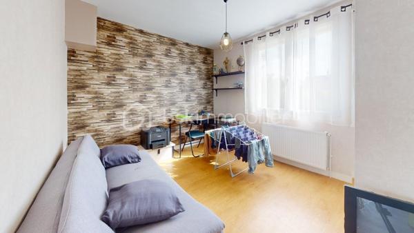 Découvrez cette agréable maison d'environ 76 m² habitables, parfaitement entretenue et édifiée sur une belle parcelle close de 480 m². Située dans un environnement résidentiel paisible, elle offre un cadre de vie fonctionnel et moderne, idéal pour un premier achat ou une vie de famille. Tout est prêt, vous n'avez plus qu'à poser vos valises !

Un agencement optimisé et confortable :
 - Espace jour & nuit (à l'étage) : Une pièce de vie lumineuse et traversante avec sa cuisine ouverte moderne entièrement équipée, un espace salon accueillant et séparé, deux chambres confortables, une salle d'eau et un WC.
-  Rez-de-chaussée fonctionnel : Une entrée avec dressing intégré, un grand garage idéal pour le stationnement et le bricolage, ainsi qu'une dépendance supplémentaire avec point d'eau et WC (idéale pour un bureau, un atelier ou un espace indépendant).

Les extérieurs :
- À l'extérieur, vous profiterez d'un agréable jardin entièrement clos, agrémenté d'une terrasse pour vos moments de détente et d'une seconde dépendance pour vos équipements de plein air.

Équipements et prestations techniques :
 - Confort thermique : Chauffage central au gaz complété par un poêle à granulés (idéal pour une ambiance chaleureuse et des factures maîtrisées) et une climatisation.
 - Huisseries : Fenêtres en PVC double vitrage pour une excellente isolation.

Une opportunité clé en main à découvrir rapidement sur le secteur.