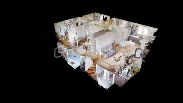 Découvrez cette agréable maison d'environ 76 m² habitables, parfaitement entretenue et édifiée sur une belle parcelle close de 480 m². Située dans un environnement résidentiel paisible, elle offre un cadre de vie fonctionnel et moderne, idéal pour un premier achat ou une vie de famille. Tout est prêt, vous n'avez plus qu'à poser vos valises !

Un agencement optimisé et confortable :
 - Espace jour & nuit (à l'étage) : Une pièce de vie lumineuse et traversante avec sa cuisine ouverte moderne entièrement équipée, un espace salon accueillant et séparé, deux chambres confortables, une salle d'eau et un WC.
-  Rez-de-chaussée fonctionnel : Une entrée avec dressing intégré, un grand garage idéal pour le stationnement et le bricolage, ainsi qu'une dépendance supplémentaire avec point d'eau et WC (idéale pour un bureau, un atelier ou un espace indépendant).

Les extérieurs :
- À l'extérieur, vous profiterez d'un agréable jardin entièrement clos, agrémenté d'une terrasse pour vos moments de détente et d'une seconde dépendance pour vos équipements de plein air.

Équipements et prestations techniques :
 - Confort thermique : Chauffage central au gaz complété par un poêle à granulés (idéal pour une ambiance chaleureuse et des factures maîtrisées) et une climatisation.
 - Huisseries : Fenêtres en PVC double vitrage pour une excellente isolation.

Une opportunité clé en main à découvrir rapidement sur le secteur.