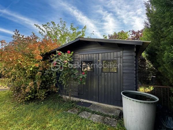 Découvrez cette agréable maison d'environ 76 m² habitables, parfaitement entretenue et édifiée sur une belle parcelle close de 480 m². Située dans un environnement résidentiel paisible, elle offre un cadre de vie fonctionnel et moderne, idéal pour un premier achat ou une vie de famille. Tout est prêt, vous n'avez plus qu'à poser vos valises !

Un agencement optimisé et confortable :
 - Espace jour & nuit (à l'étage) : Une pièce de vie lumineuse et traversante avec sa cuisine ouverte moderne entièrement équipée, un espace salon accueillant et séparé, deux chambres confortables, une salle d'eau et un WC.
-  Rez-de-chaussée fonctionnel : Une entrée avec dressing intégré, un grand garage idéal pour le stationnement et le bricolage, ainsi qu'une dépendance supplémentaire avec point d'eau et WC (idéale pour un bureau, un atelier ou un espace indépendant).

Les extérieurs :
- À l'extérieur, vous profiterez d'un agréable jardin entièrement clos, agrémenté d'une terrasse pour vos moments de détente et d'une seconde dépendance pour vos équipements de plein air.

Équipements et prestations techniques :
 - Confort thermique : Chauffage central au gaz complété par un poêle à granulés (idéal pour une ambiance chaleureuse et des factures maîtrisées) et une climatisation.
 - Huisseries : Fenêtres en PVC double vitrage pour une excellente isolation.

Une opportunité clé en main à découvrir rapidement sur le secteur.