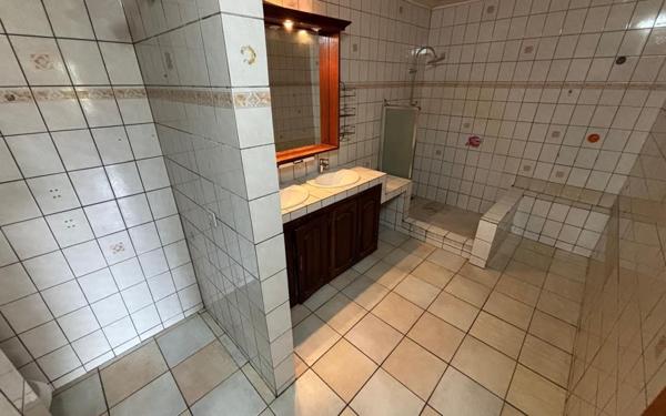 Maison à louer    4 pièces • 194 m2 Macouria