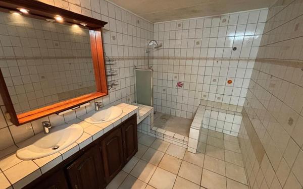 Maison à louer    4 pièces • 194 m2 Macouria