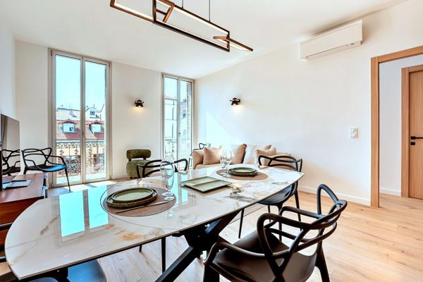 CANNES – RUE HOCHE – DERNIER ÉTAGE – BALCON SUD – RÉNOVATION D’EXCEPTION