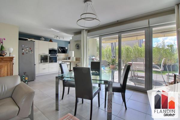 Appartement de standing de 93 m2 avec jardin, terrasse et vue sur les Monts du Lyonnais