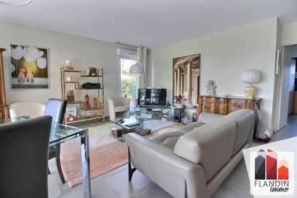 Appartement de standing de 93 m2 avec jardin, terrasse et vue sur les Monts du Lyonnais