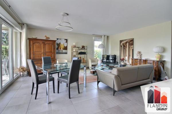 Appartement de standing de 93 m2 avec jardin, terrasse et vue sur les Monts du Lyonnais