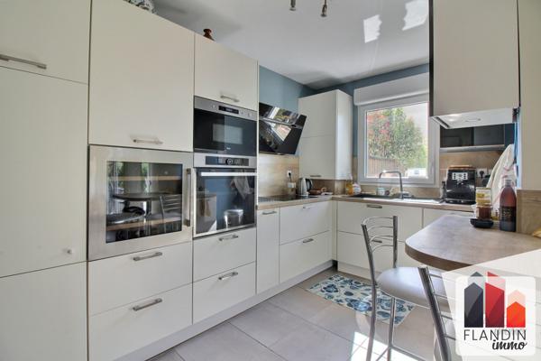 Appartement de standing de 93 m2 avec jardin, terrasse et vue sur les Monts du Lyonnais