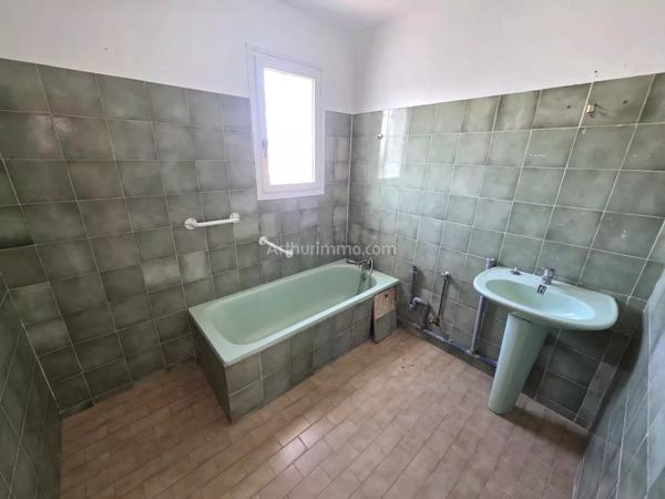 Vente                                                      Maison
                        
                     8 pièces                      180 m2                     à Le Muy