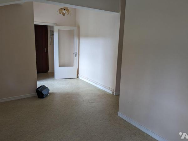 A NOGENT LE ROTROU, dans une résidence,

Appartement de 41m2 situé au 3ème étage avec ascense...