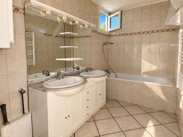 MARIGNANE – BEAU T4 EN PARFAIT ÉTAT AVEC BALCON ET CLIMATISATION – RÉSIDENCE AVEC GARDIEN