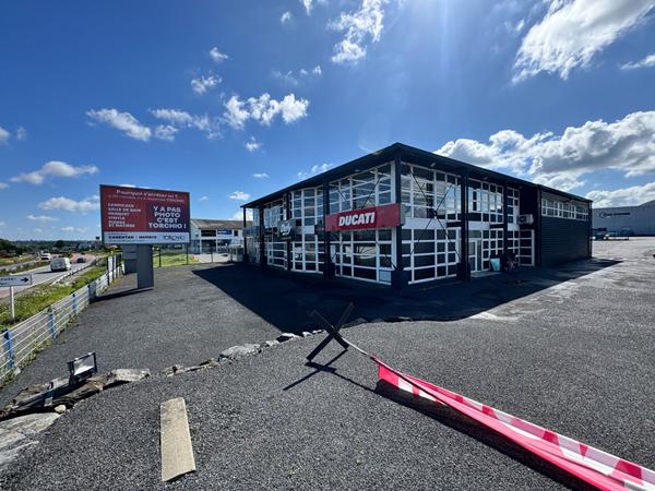 Local commercial de 1100 m² en excellent état - Libre de tout occupant - Visible depuis la rocade de St-Lô