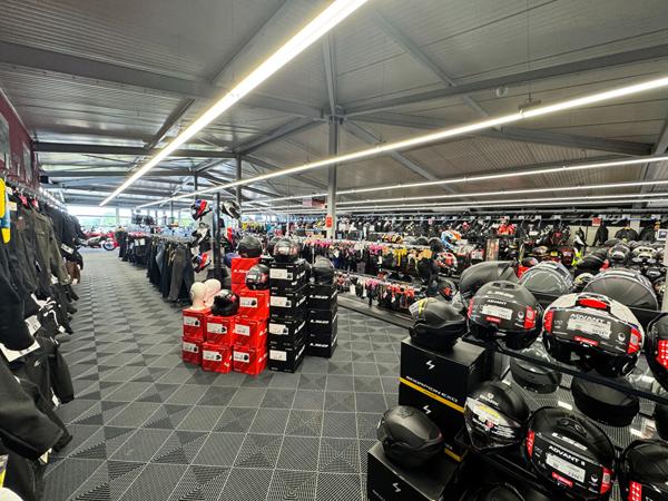 Local commercial de 1100 m² en excellent état - Libre de tout occupant - Visible depuis la rocade de St-Lô
