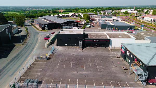 Local commercial de 1100 m² en excellent état - Libre de tout occupant - Visible depuis la rocade de St-Lô