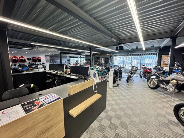 Local commercial de 1100 m² en excellent état - Libre de tout occupant - Visible depuis la rocade de St-Lô