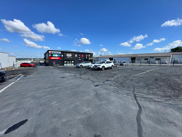 Local commercial de 1100 m² en excellent état - Libre de tout occupant - Visible depuis la rocade de St-Lô