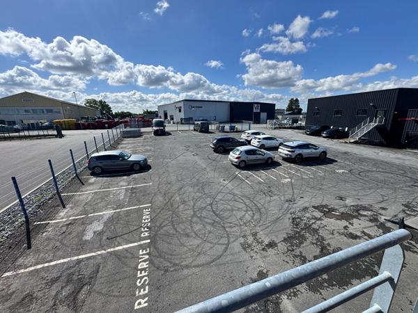 Local commercial de 1100 m² en excellent état - Libre de tout occupant - Visible depuis la rocade de St-Lô