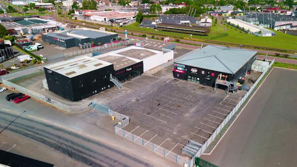 Local commercial de 1100 m² en excellent état - Libre de tout occupant - Visible depuis la rocade de St-Lô