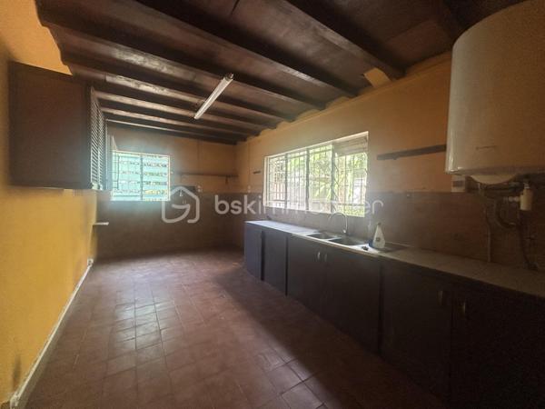 Située au 8ᵉ à La Montagne, dans un quartier résidentiel calme, cette maison à rénover de 161 m² habitables est implantée sur une parcelle de 914 m² arborée, à proximité immédiate du village, des commerces (supermarché, boulangerie, pharmacie), des écoles et des principaux axes.

La maison se compose, au rez-de-chaussée, d’un séjour de 28 m² offrant un bel espace de vie ainsi que de trois grandes chambres aux volumes confortables. Son agencement permet d’envisager différents projets de rénovation et d’aménagement selon vos besoins.

À l’extérieur, une varangue de 28 m² prolonge les espaces de vie et donne sur un terrain planté de letchis, de canneliers et d’ylang-ylang. Une allée permet de stationner plusieurs véhicules sur la propriété.

Le bien est équipé d’un chauffe-eau solaire et l’assainissement est assuré par une fosse septique.

Le montant de la taxe foncière est de 2400€.

Cette maison constitue une belle opportunité pour les acquéreurs souhaitant rénover un bien spacieux, bénéficiant d’un grand terrain et d’un emplacement recherché à La Montagne.