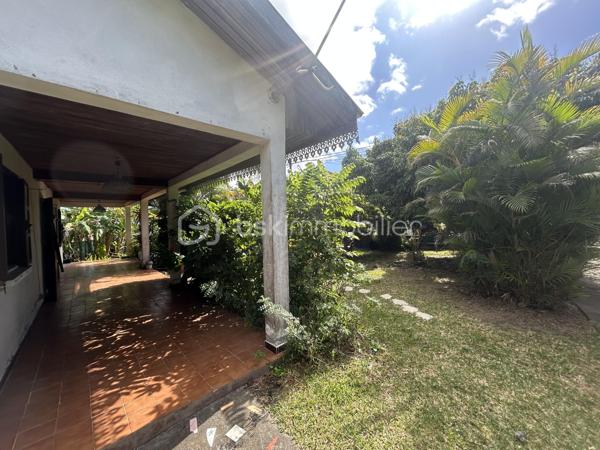Située au 8ᵉ à La Montagne, dans un quartier résidentiel calme, cette maison à rénover de 161 m² habitables est implantée sur une parcelle de 914 m² arborée, à proximité immédiate du village, des commerces (supermarché, boulangerie, pharmacie), des écoles et des principaux axes.

La maison se compose, au rez-de-chaussée, d’un séjour de 28 m² offrant un bel espace de vie ainsi que de trois grandes chambres aux volumes confortables. Son agencement permet d’envisager différents projets de rénovation et d’aménagement selon vos besoins.

À l’extérieur, une varangue de 28 m² prolonge les espaces de vie et donne sur un terrain planté de letchis, de canneliers et d’ylang-ylang. Une allée permet de stationner plusieurs véhicules sur la propriété.

Le bien est équipé d’un chauffe-eau solaire et l’assainissement est assuré par une fosse septique.

Le montant de la taxe foncière est de 2400€.

Cette maison constitue une belle opportunité pour les acquéreurs souhaitant rénover un bien spacieux, bénéficiant d’un grand terrain et d’un emplacement recherché à La Montagne.