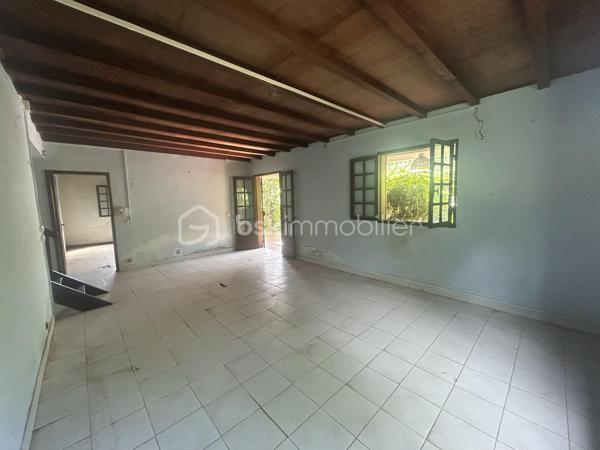 Située au 8ᵉ à La Montagne, dans un quartier résidentiel calme, cette maison à rénover de 161 m² habitables est implantée sur une parcelle de 914 m² arborée, à proximité immédiate du village, des commerces (supermarché, boulangerie, pharmacie), des écoles et des principaux axes.

La maison se compose, au rez-de-chaussée, d’un séjour de 28 m² offrant un bel espace de vie ainsi que de trois grandes chambres aux volumes confortables. Son agencement permet d’envisager différents projets de rénovation et d’aménagement selon vos besoins.

À l’extérieur, une varangue de 28 m² prolonge les espaces de vie et donne sur un terrain planté de letchis, de canneliers et d’ylang-ylang. Une allée permet de stationner plusieurs véhicules sur la propriété.

Le bien est équipé d’un chauffe-eau solaire et l’assainissement est assuré par une fosse septique.

Le montant de la taxe foncière est de 2400€.

Cette maison constitue une belle opportunité pour les acquéreurs souhaitant rénover un bien spacieux, bénéficiant d’un grand terrain et d’un emplacement recherché à La Montagne.