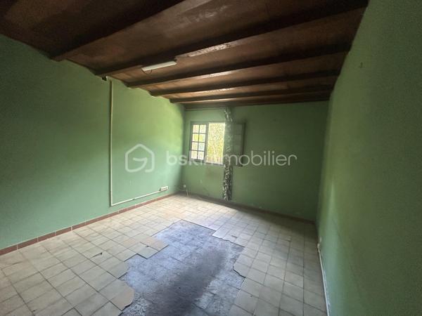 Située au 8ᵉ à La Montagne, dans un quartier résidentiel calme, cette maison à rénover de 161 m² habitables est implantée sur une parcelle de 914 m² arborée, à proximité immédiate du village, des commerces (supermarché, boulangerie, pharmacie), des écoles et des principaux axes.

La maison se compose, au rez-de-chaussée, d’un séjour de 28 m² offrant un bel espace de vie ainsi que de trois grandes chambres aux volumes confortables. Son agencement permet d’envisager différents projets de rénovation et d’aménagement selon vos besoins.

À l’extérieur, une varangue de 28 m² prolonge les espaces de vie et donne sur un terrain planté de letchis, de canneliers et d’ylang-ylang. Une allée permet de stationner plusieurs véhicules sur la propriété.

Le bien est équipé d’un chauffe-eau solaire et l’assainissement est assuré par une fosse septique.

Le montant de la taxe foncière est de 2400€.

Cette maison constitue une belle opportunité pour les acquéreurs souhaitant rénover un bien spacieux, bénéficiant d’un grand terrain et d’un emplacement recherché à La Montagne.