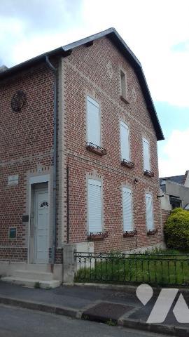 Nous vous proposons à CRECY SUR SERRE cette sympathique maison de ville semie-mitoyenne, inclua...