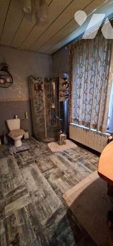 Nous vous proposons à CRECY SUR SERRE cette sympathique maison de ville semie-mitoyenne, inclua...