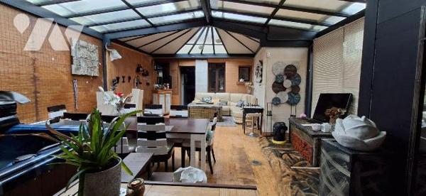 Nous vous proposons à CRECY SUR SERRE cette sympathique maison de ville semie-mitoyenne, inclua...