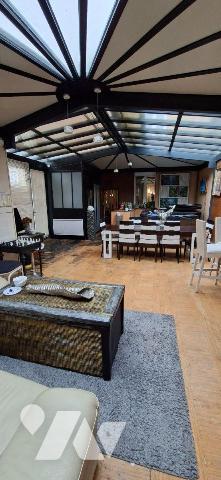 Nous vous proposons à CRECY SUR SERRE cette sympathique maison de ville semie-mitoyenne, inclua...