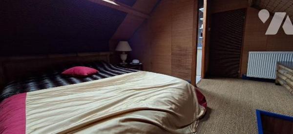 Nous vous proposons à CRECY SUR SERRE cette sympathique maison de ville semie-mitoyenne, inclua...