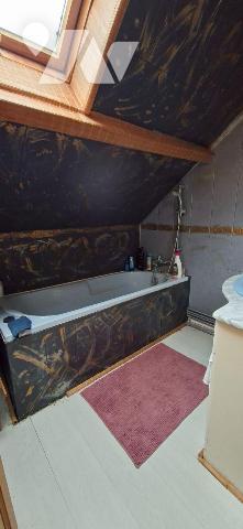 Nous vous proposons à CRECY SUR SERRE cette sympathique maison de ville semie-mitoyenne, inclua...