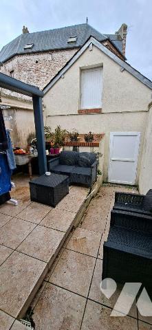 Nous vous proposons à CRECY SUR SERRE cette sympathique maison de ville semie-mitoyenne, inclua...