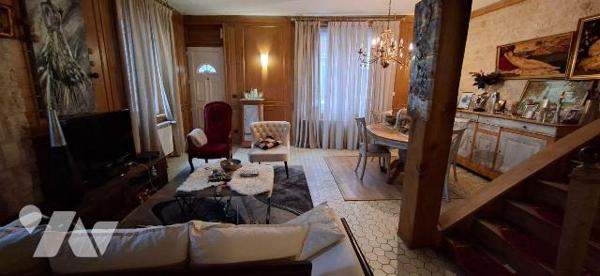 Nous vous proposons à CRECY SUR SERRE cette sympathique maison de ville semie-mitoyenne, inclua...