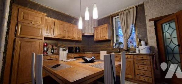 Nous vous proposons à CRECY SUR SERRE cette sympathique maison de ville semie-mitoyenne, inclua...