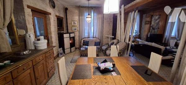 Nous vous proposons à CRECY SUR SERRE cette sympathique maison de ville semie-mitoyenne, inclua...