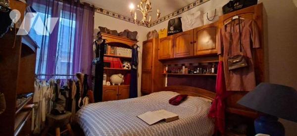 Nous vous proposons à CRECY SUR SERRE cette sympathique maison de ville semie-mitoyenne, inclua...