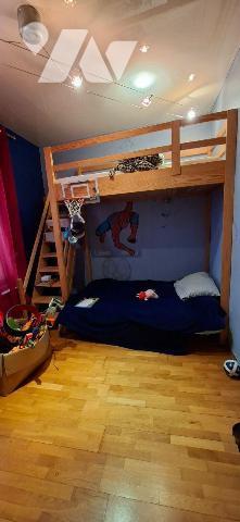 Nous vous proposons à CRECY SUR SERRE cette sympathique maison de ville semie-mitoyenne, inclua...