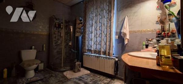 Nous vous proposons à CRECY SUR SERRE cette sympathique maison de ville semie-mitoyenne, inclua...