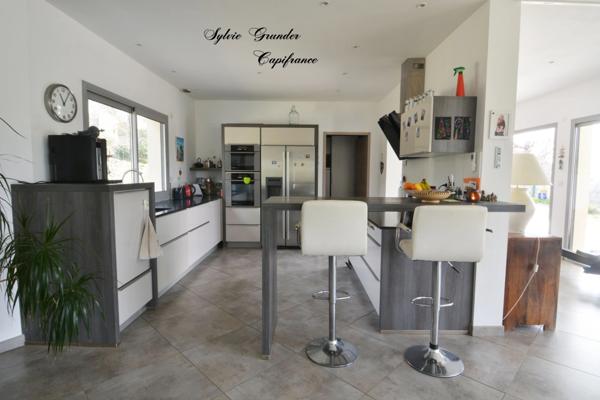 Dpt Bouches du Rhône (13), à vendre VERNEGUES maison P5 de 180 m² - Terrain de 1 300,00 m² - Plain pied