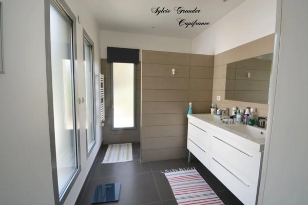 Dpt Bouches du Rhône (13), à vendre VERNEGUES maison P5 de 180 m² - Terrain de 1 300,00 m² - Plain pied