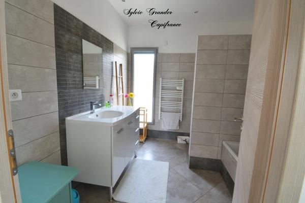 Dpt Bouches du Rhône (13), à vendre VERNEGUES maison P5 de 180 m² - Terrain de 1 300,00 m² - Plain pied