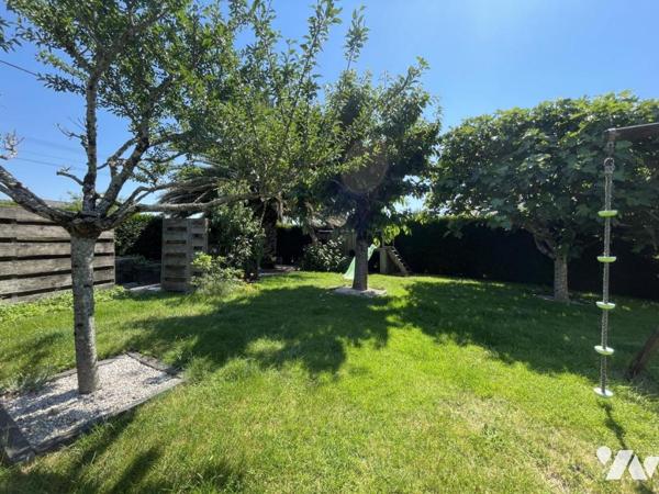 Maison familiale avec chambre au rez de chaussée, jardin et carport.
