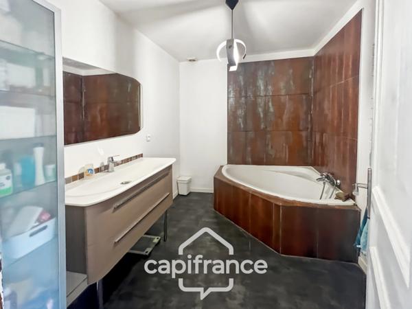 Maison à vendre 8 pièces LA CRAU (83) - Sur la place du Village - lumineuse - 165m²