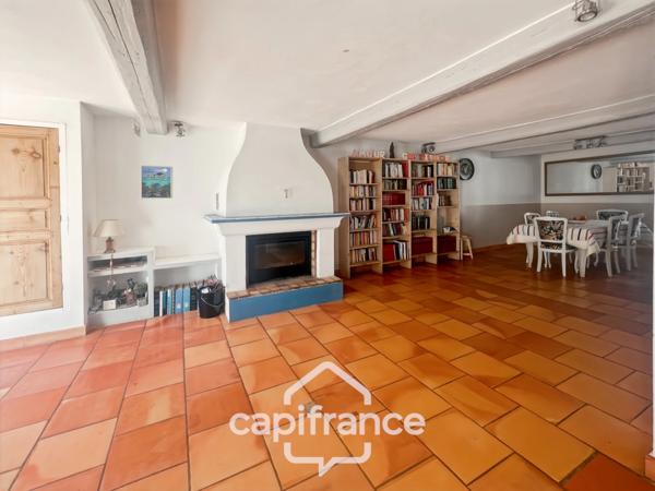 Maison à vendre 8 pièces LA CRAU (83) - Sur la place du Village - lumineuse - 165m²