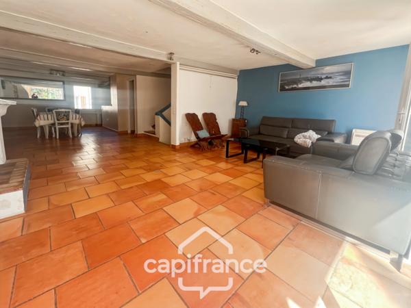 Maison à vendre 8 pièces LA CRAU (83) - Sur la place du Village - lumineuse - 165m²