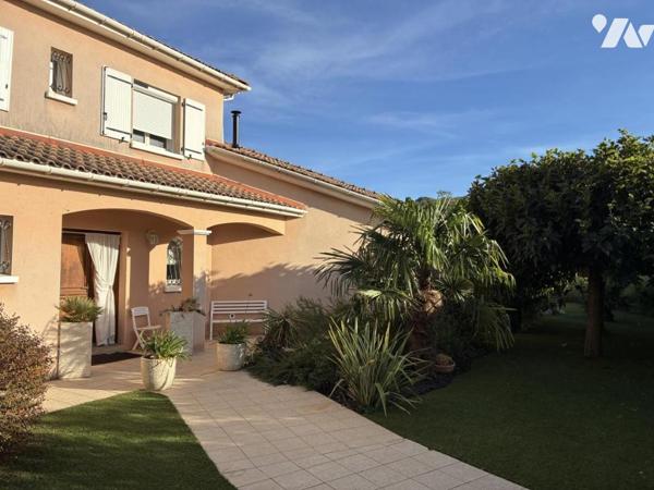 Belle maison avec piscine sur terrain entièrement paysagé